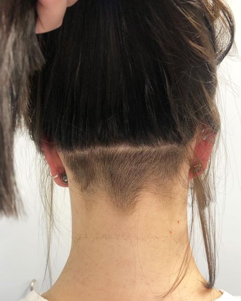 Small Undercuts For Women, Haircuts To Grow Out Undercut, Subtle Undercut Women Long Hair, Undercut With Curtain Bangs, Small Undercut Women, Small Undercut Nape, Lesbian Undercut, Subtle Undercut Women, Mini Undercut