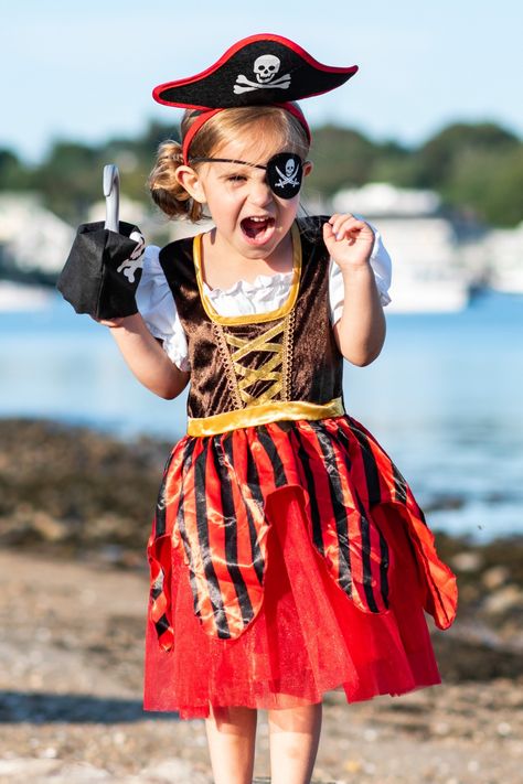 Looking for a pirate-themed costume that's both stylish and comfortable? Try dressing up as a sea buccaneer! This costume is perfect for children and features a cool design that'll make you look like a daring seafarer. #halloween #costume #sea_buccaneer #pirate_dress Girl Pirate Halloween Costumes, Diy Girls Pirate Costume, Baby Pirate Costume Girl, Pirate Fancy Dress Kids, Pirate Dress, Girl Pirates, Pirate Theme, Square Neck, Puff Sleeve