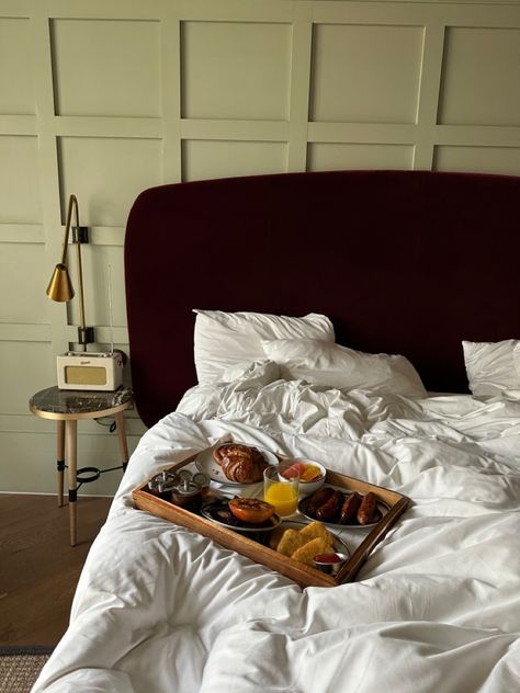 Breakfast in bed Hoxton hotel London hotel London Hotel Aesthetic, Hotel Bed Aesthetic, Hotel Breakfast In Bed, Vintage Hotel Aesthetic, Hotel Bedroom Aesthetic, Bed And Breakfast Aesthetic, Bedroom Hotel Chique, Hotel Bedroom Layout, Luxury Hotel Aesthetic