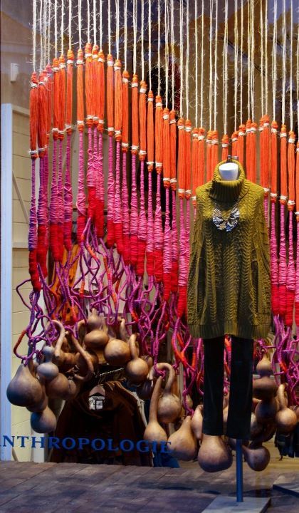 Inspiring use of textiles and gourds. Anthropologie Fall Window Display, Anthropologie Window Display, Anthropologie Display, Autumn Window Display, Display Visual Merchandising, Anthropologie Fall, Anthropologie Store, Fall Windows, Decoration Vitrine