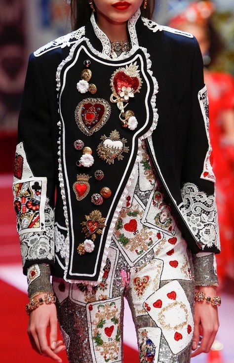 Casual Chique, Dolce E Gabbana, Embroidery Fashion, Glam Fashion, Classic Outfits, Fantasy Fashion, Large Fashion, Military Fashion, Fashion Details