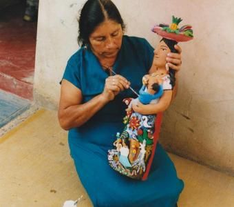 Artist Josefina Aguilar paints a clay figure in Oaxaca, Mexico. Mexican Nativity, Oaxaca Art, Spanish Ceramics, Mexican Folk Art Decor, Nativity Scenes, Mexican Crafts, Mexican Designs, Primitive Dolls, Gourd Art