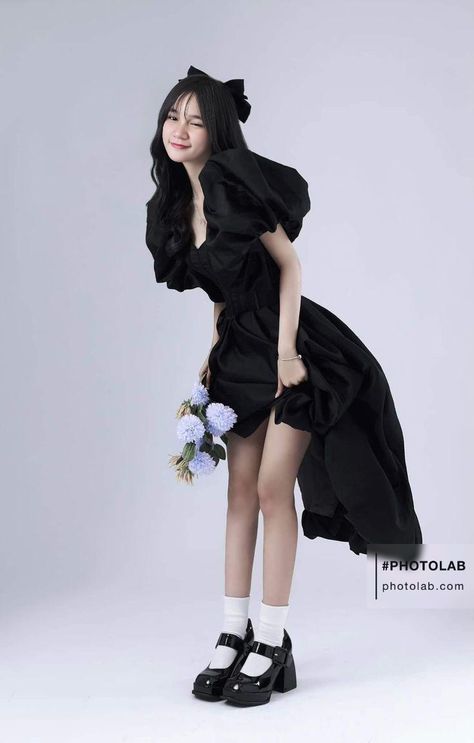 Poofy Dress Poses, Birthday Photoshoot White Dress, Korean Fashion Photoshoot, Elegant Photoshoot Ideas, Pre Debut Photoshoot, Debut Photoshoot, Studio Photography Poses, Elegant Black Dress, Stylish Photo Pose