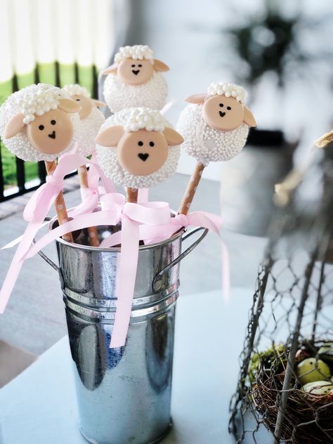 Lamb Cake Pops, Sheep Cake Pops, Farmyard Birthday, Animal Cake Pops, Popsicles Cake, Sheep Cake, Farm Animal Cakes, Lamb Cake, Cake Pop Decorating