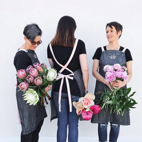 Original Design Shop Uniform, Florist Apron, Salon Uniform, Cobbler Aprons, Storefront Design, Beauty Therapist, Beautiful Pink Flowers, Spa Decor, Flower Studio