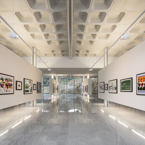 Ceiling, Gallery walls @ Centro De Artes Nadir Afonso / Louise Braverman Art Gallery Interior, Gallery Design, Exhibition Space, Display Design, Commercial Interiors, Art Center, Atlantis, Art Exhibition, Architecture Photography