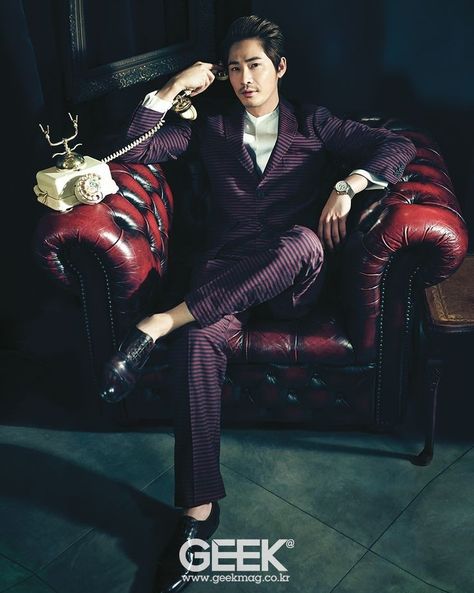 Man Sitting On Throne, Sitting Pose Reference, Chair Pose, Gq Style, Man Sitting, Sitting Poses, Human Poses Reference, Girl Needs, Cool Poses