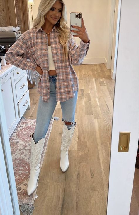 Concert Outfit Winter Country, Outfits Western Style, White Western Boots Outfit, Cowboy Boots Outfit Fall, Country Concert Outfit Fall, Country Concert Outfit Winter, Concert Outfit Fall, Concert Outfit Winter, Country Chic Outfits