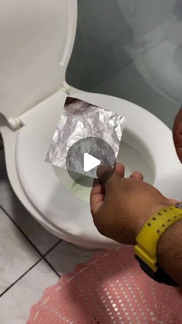 Aluminum Foil Uses Life Hacks, Home Tricks And Tips, Craft Tips And Tricks, Home Cleaning Hacks Videos, Toilet Smell Hacks, Household Hacks Lifehacks, Kitchen Hacks Ideas, Toilet Hacks, Home Hacks Diy