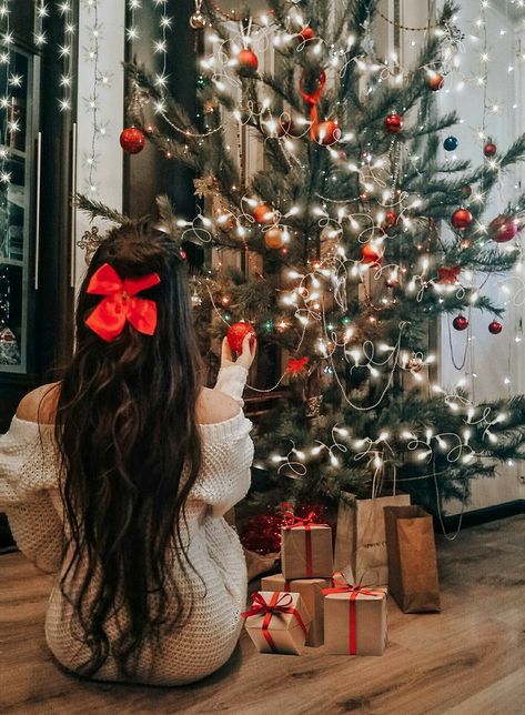 Christmas Tree Photoshoot, Christmas Fashion Photography, Christmas Instagram Pictures, Christmas Poses, Christmas Tree Pictures, Christmas Shoot, Warm Bed, Christmas Photography, Christmas Photoshoot