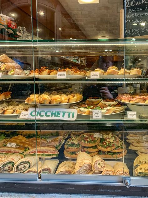 Cicchetti in Venice, Italy Venice Places To Eat, Venice Market, Venice Italy Restaurants, Venice Italy Food, Venice Restaurants, Venice Food, Outdoor Cafe, Venice Travel, Travel Sites