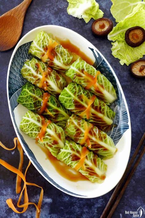 A tasty filling wrapped with cabbage leaves and served with a delicious sauce, Chinese steamed cabbage rolls are pretty, low-carb and very simple to make. Chinese Cabbage Rolls, Steamed Cabbage Rolls, Cabbage Wraps, Chinese Kool, Steamed Cabbage, Cabbage Rolls Recipe, Asian Vegetables, Steam Recipes, Cooked Cabbage