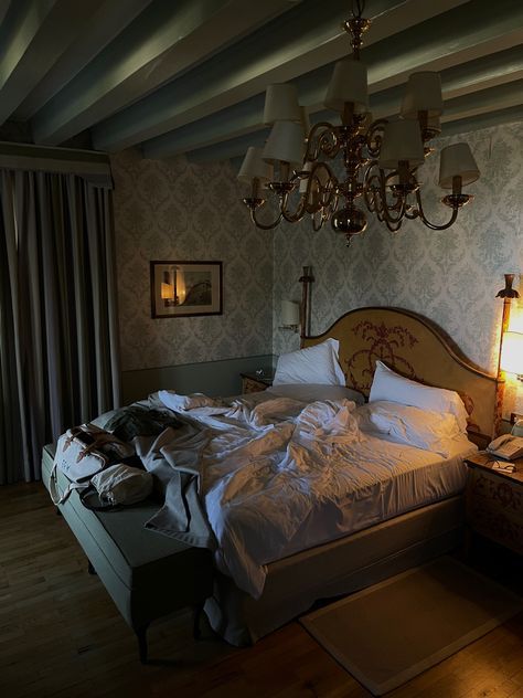 Draco Malfoy Room Aesthetic, Luna Lovegood House, Harry Potter Bedroom Aesthetic, Mafia Italy, Wattpad Men, Phoenix Aesthetic, French Manor, Malfoy Aesthetic, Bedroom Aesthetics