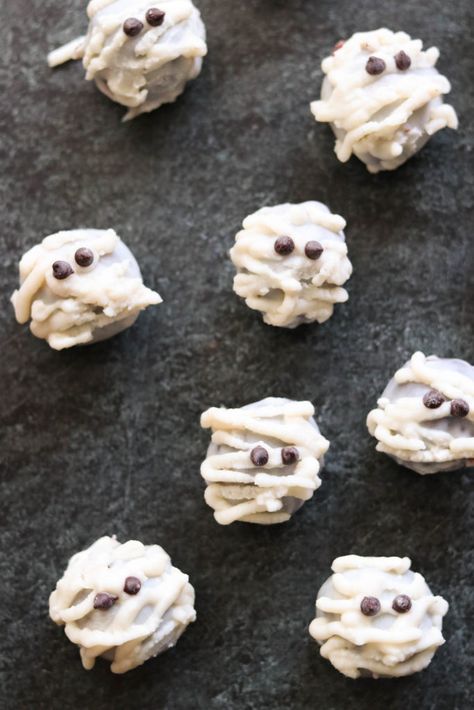 These no-bake paleo and vegan Halloween Mummy Cake Pops are fun, easy, and festive, while being deliciously chocolate-y and decadent at the same time! #halloweentreats #cakepops #paleohalloween #veganhalloween #grainfreedessert #glutenfreedessert #healthyhalloween #paleodessert #vegandessert #veganhalloween #mummycakepops #chocolatecakepops Vegan Halloween Desserts, Vegan Halloween Candy, Gluten Free Cake Pops, Chocolate Cake Balls, Mummy Cake, Paleo Holiday Recipes, Halloween Candy Recipes, No Bake Cake Pops, Maple Syrup Glaze