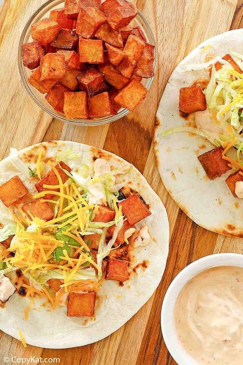 Taco Bell Spicy Potato Taco, Taco Bell Potatoes, Soft Tacos Recipes, Taco Bell Copycat, Taco Bell Recipes, Homemade Chipotle, Meatless Meal, Potato Tacos, Taco Pasta