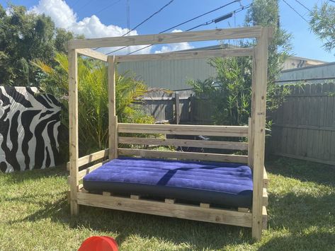 King Size Outdoor Bed, Diy Outdoor Daybed With Canopy, Diy Outdoor Day Bed, Diy Outdoor Bed, Outdoor Daybed Ideas, Outdoor Bed Ideas, Diy Outdoor Daybed, Outdoor Daybed Diy, Pallet Couch Outdoor