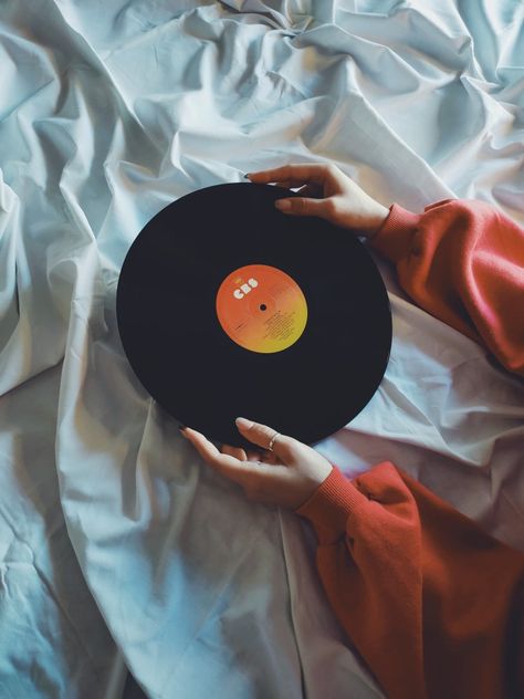 vinyl record rock music 80s vibes aesthetic retro photo idea insta ~ nasia.koko 80s Vibes Aesthetic, Vinyl Photoshoot, Vinyl Records Aesthetic, Record Photography, Music Advertising, Records Aesthetic, Broken Record, Vinyl Photography, Vinyl Store