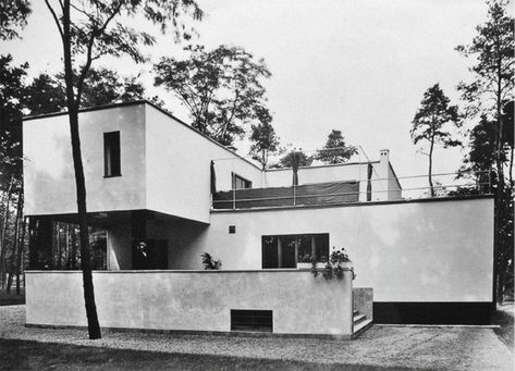 House Gropius: Bauhaus Masterpiece by Walter Gropius Walter Gropius Architecture, Gropius House, Hans Scharoun, Bauhaus Principles, Bauhaus Building, Farnsworth House, Bauhaus Architecture, German Architecture, Ecology Design