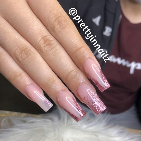 Rose Gold Nails Medium Length, Pink And Rose Gold Nails Acrylic, Rose Gold Nails Design Classy Acrylic, Rose Gold Acrylics, Nails Rose Gold, Rose Gold Acrylic Nails, Rose Gold Glitter Nails, Rose Gold Nails Glitter, Rose Gold Nails Acrylic