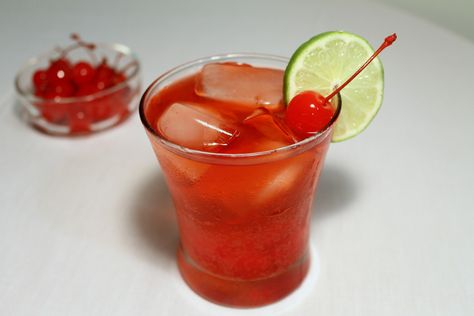 16 Drinks to Get You Nice and Tipsy This Spring Break Pomegranate Cocktail Recipes, Cheap Cocktails, College Drinks, Dirty Shirley, Coconut Vodka, Tasty Cocktails, Craft Cocktail Recipe, Summer Cocktail Recipes, Sangria Recipes