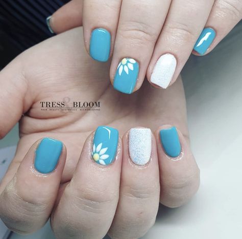 Nail Art Light Blue, Nails Daisy, Teal Nails, Light Blue Nails, Baby Blue Nails, Daisy Nails, 4th Of July Nails, Flower Nail Designs, July Nails