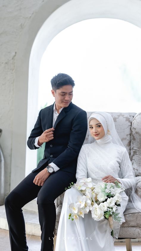 Prewedding tinggal menghitung hari masa gatau mau pakai outfit apaaa? Gimana kalo Kimberli Dress aja? Simple tapi punya kesan manis & anggun ketika dipakai 🤍✨ Prewed Indoor, Prewed Concept, Prewedding Hijab, Prewedding Studio, Mix And Match Outfits Hijab, Outfit Ideas Hijab, Pose Prewedding, Prewedding Ideas, Outfits Hijab