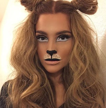 Lion halloween costume makeup, next-level cat look. Hair buns as ears = awesome Halloween Makeup Diy Easy, Lion Makeup, Maquillage Halloween Simple, Lion Halloween Costume, Lion Halloween, Halloween Make-up Looks, Cute Halloween Makeup, Halloween Makeup Diy, Lion Costume