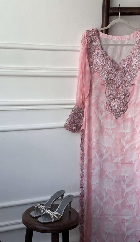 Mukhawar Dress, Jalabiya Arabic Dress, Khaleeji Abaya, Jalabia Styles, Arab Dress, Trendy Outfits Indian, Kaftan Designs, Moroccan Fashion, Desi Fashion Casual