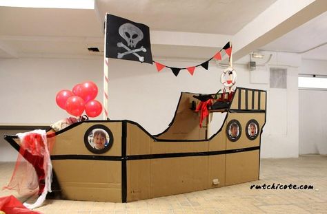 Impresionante Rut Chicote nos cuenta cómo ha hecho este barco pirata para una fiesta infantil. Cardboard Pirate Ship, Mermaid Pirate Party, Cardboard Boat, Cardboard Play, Cardboard Creations, Cousin Camp, Pirate Themed Birthday, Pirate Crafts, Pirate Decor