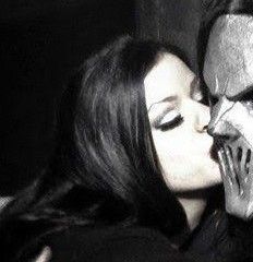 Mick Thomson, Emo Icons, Emo Couples, Black Cat Aesthetic, Grunge Couple, Emo Pfp, Alphonse Elric, Cool Makeup Looks, Dark Grunge