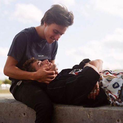 Gefällt 604 Mal, 6 Kommentare - axel's_fluffy_hair (@axels_fluffy_hair) auf Instagram: „Elu forever ❤❤😍😍 @skamlaserie #axelauriant #maxencedanetfauvel #lucaslallemant #eliottdemaury…“ Maxence Danet Fauvel, First Boyfriend, Gay Aesthetic, I Want To Travel, Love Is, Gay Love, Shadowhunters, Pose Reference, Serie Tv