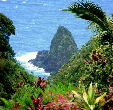 Keopuka Rock as seen from the Garden of Eden Botanical Arboretum lookout in Hawaii West End Girls, Photography Scenery, Moana Movie, Maui Vacation, Pet Shop Boys, Hawaii Life, Pretty Landscapes, Ocean Vibes, Modern Disney