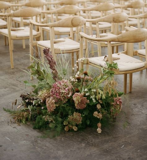 Natural Garden Wedding, Ceremony Urn Arrangements, Rustic Floral Bouquet, Ceremony In The Round, Ceremony Floor Arrangement, Earthy Floral Arrangements, Earthy Wedding Flowers, Welcome Sign Floral Arrangement, Wedding Flower Ceremony