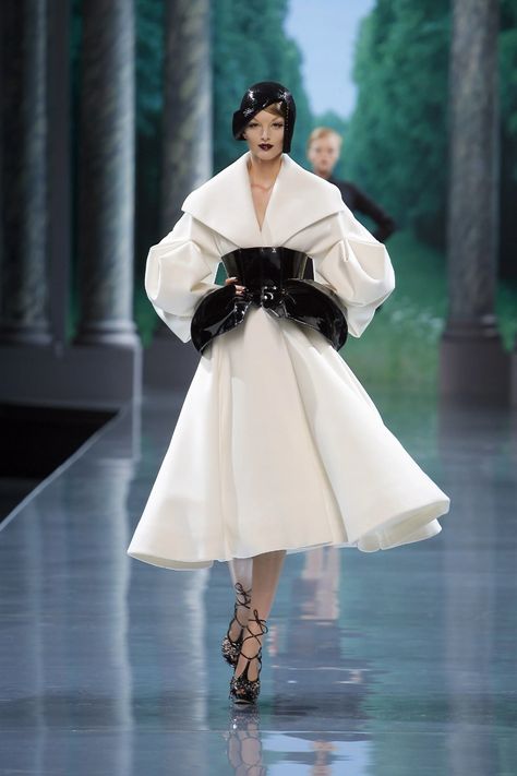 Dior’s Bar Jacket: A Brief History | Vogue Dior Haute Couture, Moda Paris, Christian Dior Couture, Dior Fashion, Dior Couture, John Galliano, Trend Fashion, Mode Vintage, Mode Inspiration