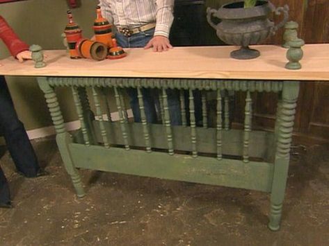 Diy Headboard And Footboard, Upcycle Bed, Bed Frame Bench, Repurposed Headboard, Old Bed Frames, Headboard Benches, Old Headboard, Old Beds, Diy Headboard