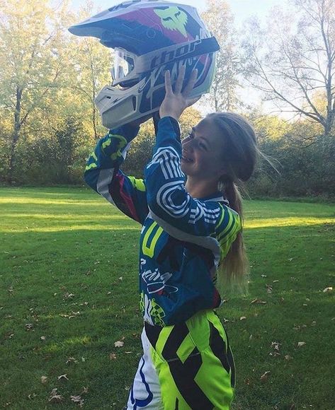 Motocross Girls Outfits, Dirt Bike Riding Gear, Motocross Girls, Dirt Bike Helmets, Dirt Bike Gear, Dirt Biking, Motocross Love, Image Moto, Motorcross Bike