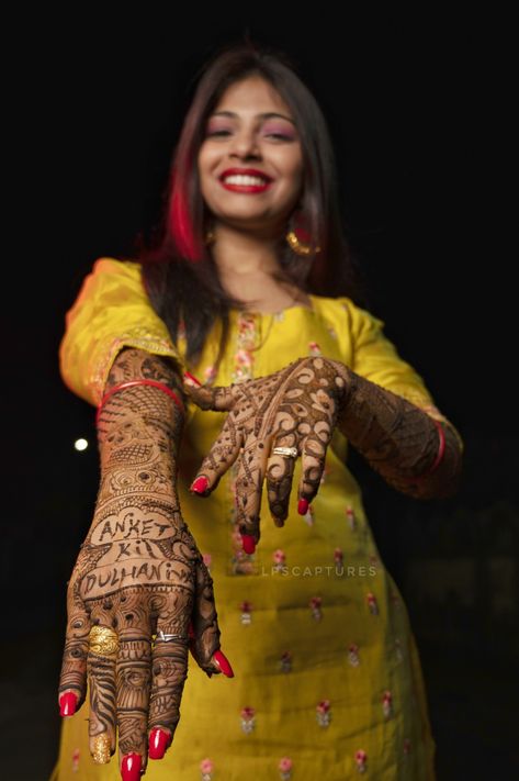 Mhendi Bride Pose, Mehadi Pose Bride, Bride Mehdi Pose, Haldi Mehndi Poses, Mehandi Photo Shoot, Mahdi Poses, Mahedi Photo Pose, Mehndi Poses Photography For Bride, Mehndi Shoot Poses