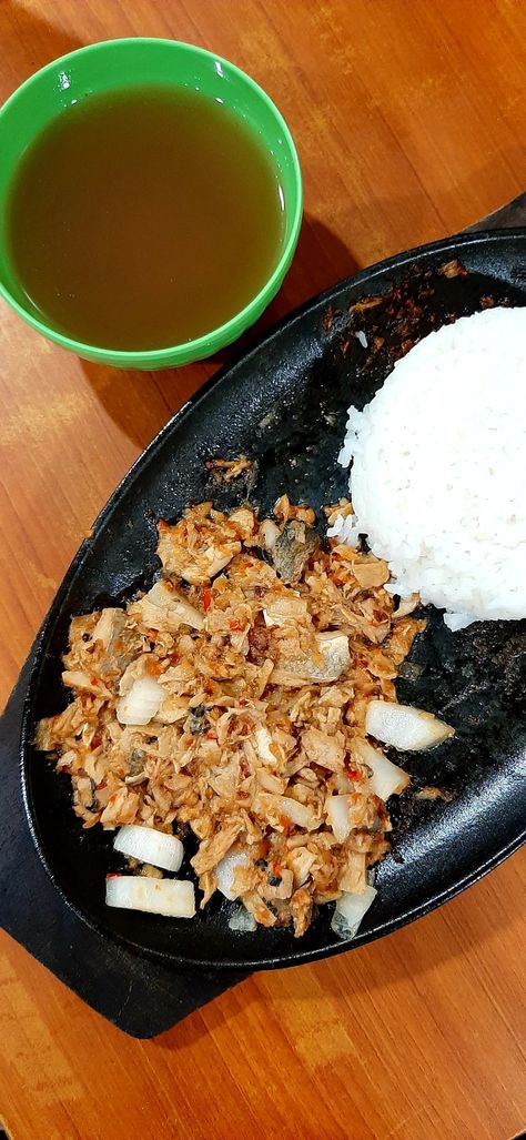 Sizzling bangus (milkfish) sisig with tamarind soup & steamed rice Mang Inasal Aesthetic, Bangus Sisig, Sizzling Sisig, Tamarind Soup, Steamed Rice, Food Obsession, Philippines, Pastry, Rice