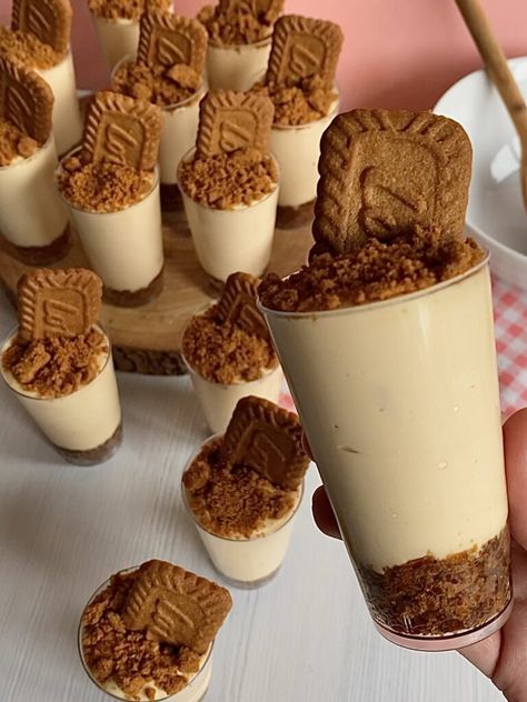 Biscoff Cheesecake Dessert Cups - Sab's Bakes Cheesecake Dessert Cups, Cheesecake Cups Recipe, Dessert Shooters Recipes, Shooter Recipes, Dessert Cups Recipes, Dessert Summer, Dessert Shooters, Mini Dessert Cups, Biscoff Cheesecake