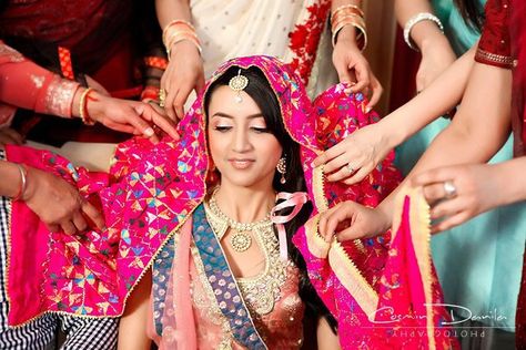 dulhan  indian pakistani bollywood bride  desi wedding sikh punjabi Chunni Ceremony Punjabi, Chunni Ceremony, Wedding Rituals, Indian Inspired, Punjabi Wedding, Desi Wedding, South Asian Wedding, Asian Wedding, Groom Portrait