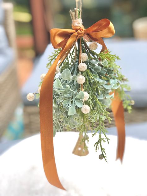 Jingle Bell Decor, Bells Christmas Decor, Christmas Stall Ideas, Mistletoe Decoration, Mistletoe Gift, Hanging Mistletoe, Wrist Corsage Wedding, Kissing Ball, Christmas Shoot