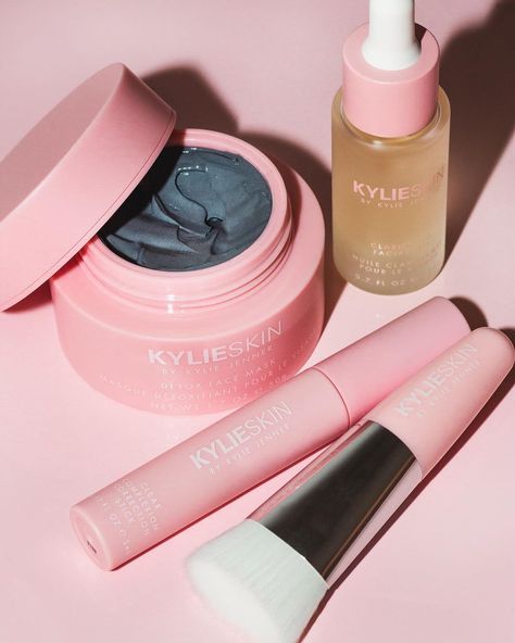 The @kylieskin Clarifying Full Collection Bundle, Clear Complexion Correction Stick and Face Mask Brush are back in stock now on KylieSkin.com 💘 Plus, get a FREE candle with $50+ orders! Ends tonight 11:59pm pst 🕯 Kylie Skin, Alat Makeup, Skin Mask, Pretty Skin Care, Skin Care Items, Skin Care Kit, Body Skin Care Routine, Beauty Skin Care Routine, روتين العناية بالبشرة