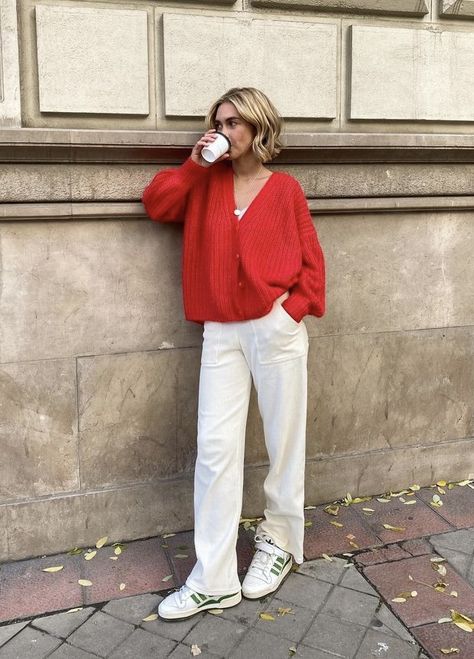 Red Tshirt Outfit, Button Shirt Outfit, Early Spring Outfits Casual, Cardigan Outfit Aesthetic, Normcore Outfits, Formal Winter Outfits, Red Sweater Outfit, Red And White Outfits, Japan Outfit