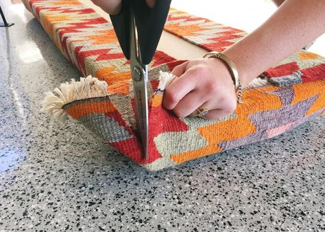 Kilim Bench, Diy Ottoman, Kilim Ottoman, Upholstery Diy, Diy Carpet, Modern Bench, Diy Rug, Redo Furniture, How To Turn