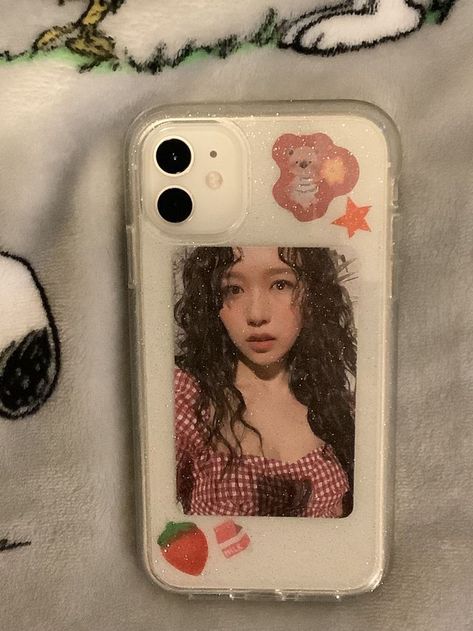 Photocard In Phone Case, Kpop Phone Case Ideas, Kpop Phone Cases Aesthetic, Phonecase Ideas, Clear Phone Case Design, Kpop Phone Cases, Diy Phone Case Design, Capas Samsung, Phone Inspo