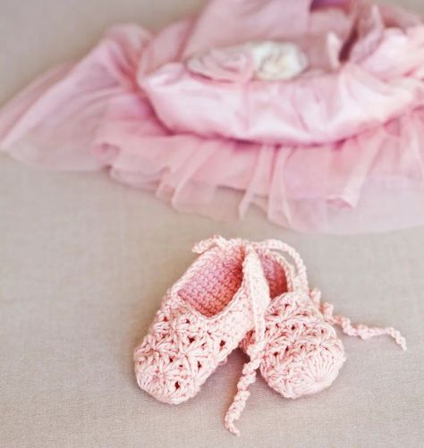 Baby Ballet Shoes, Crochet Ballet, Crochet Beret Pattern, Baby Ballet, Crochet Bebe, Crochet Booties, Little Ballerina, Slippers Pattern, Crochet Gloves