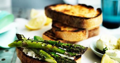 Asparagus and marinated feta crostini Feta Crostini, Vegetarian Canapes, Marinated Feta, Crostini Recipe, Toasted Crostini, Canapes Recipes, Recipes Gourmet, Vegetarian Barbecue, Crostini Recipes