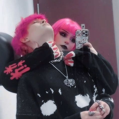 581 Likes, 2 Comments - 🖤 (@blandasspepper) on Instagram: “<3” Couple Matching Hair, Matching Couple Hair Color, Cute Emo Couples, Emo Couples, Grunge Couple, Hairstyles Cute, Hugging Couple, Aesthetic Editing Apps, Couple Matching