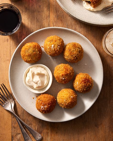 Mushroom Arancini, Leftover Risotto, Party Starters, Light Bites, Italian Pasta, Veg Recipes, Mushroom Recipes, Rice Dishes, Finger Foods