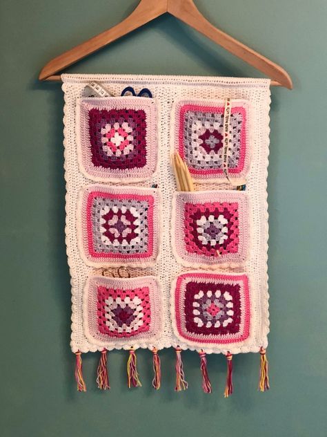 Wall Pocket Organizer, Granny Square Häkelanleitung, Crochet Organizer, Crochet World, Craft Room Office, Organization Kids, Granny Squares, Crochet Granny, Learn To Crochet